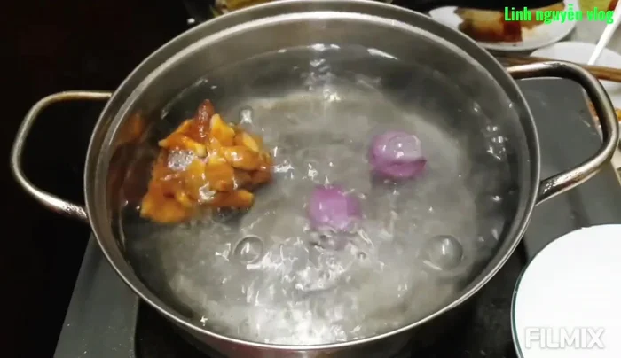Thêm gia vị: đường phèn, đường, muối, bột ngọt, hành tím phi vào nước dùng.