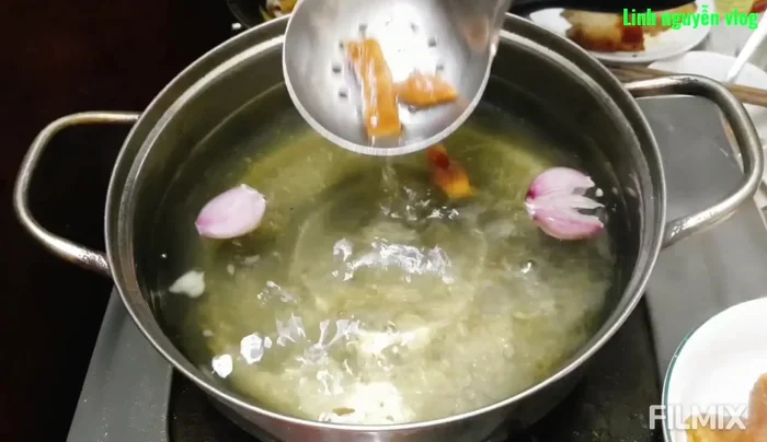 Dầm me vào nước dùng.