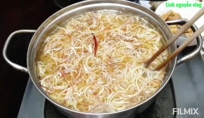 Cho bắp chuối vào khi nước dùng sôi.