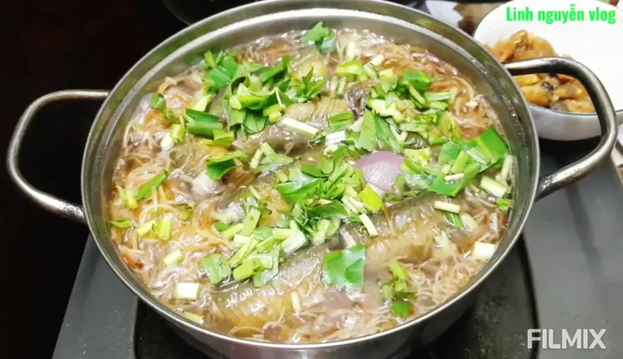 Thêm rau răm, ớt vào khi canh sôi.