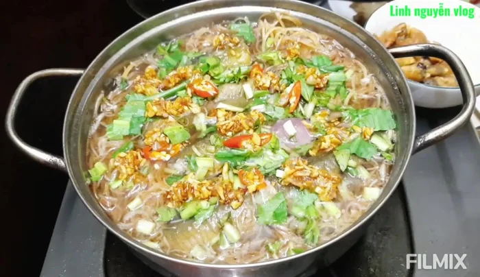 Cho hành phi lên trên để tăng thêm mùi thơm.