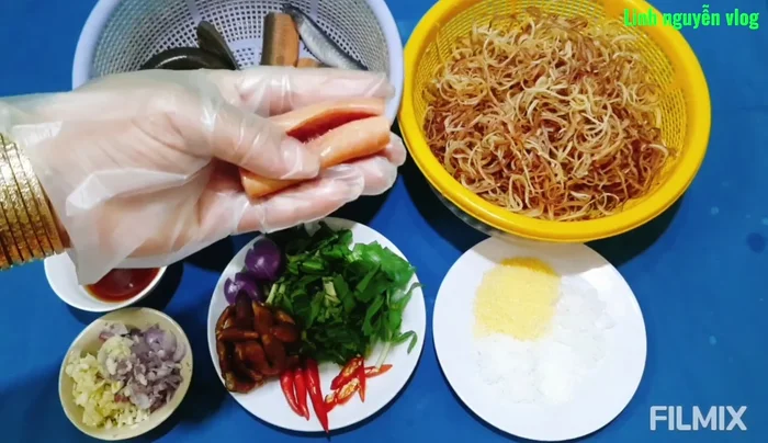 Làm sạch lươn, cắt khúc vừa ăn. Rửa sạch với muối, giấm.