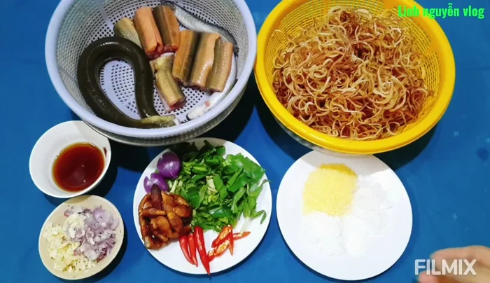 Cắt bắp chuối, ngâm với nước cho trắng.