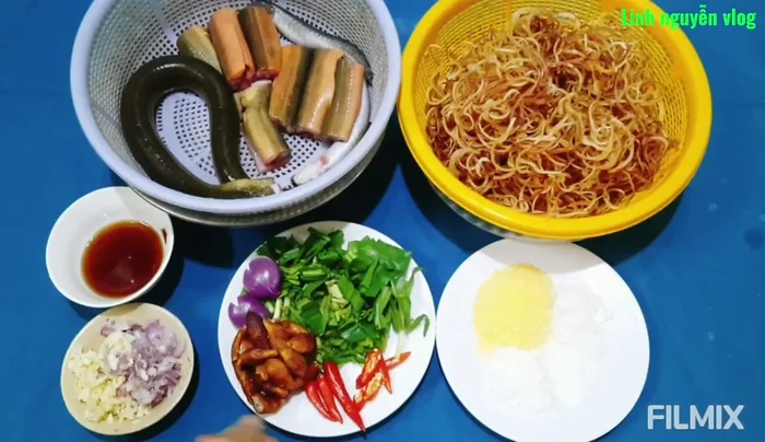 Đập dập hành tím, băm nhỏ tỏi.