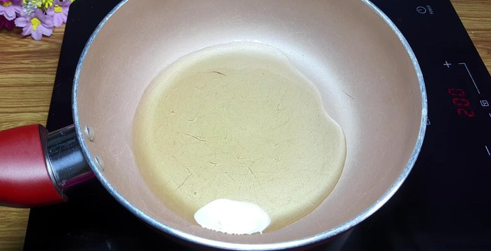 Làm nóng chảo với 3-4 muỗng canh dầu ăn.