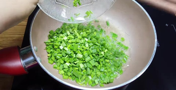 Tắt bếp, cho hành lá vào chảo để giữ màu xanh và mùi thơm.