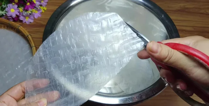 Cắt bánh tráng thành sợi vừa ăn.