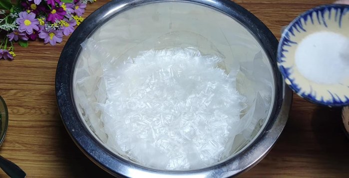Trộn đều bánh tráng với đường, muối tôm, sa tế, ớt bột.