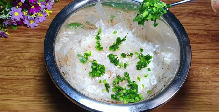 Cho mỡ hành vào và trộn đều.