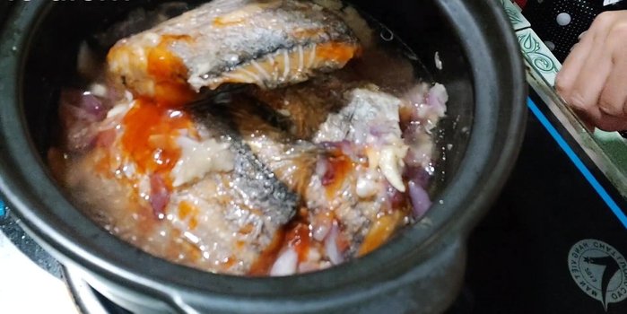 Cho cá vào nồi đất, thêm nước lọc và nước màu (nếu dùng).