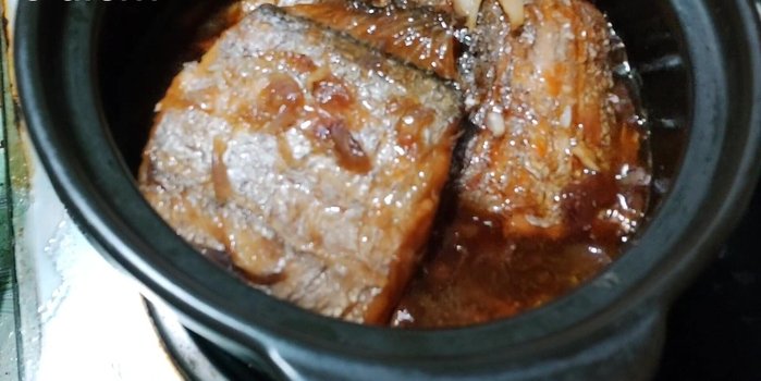 Lật cá để cá chín đều. Nêm nếm lại gia vị cho vừa ăn.