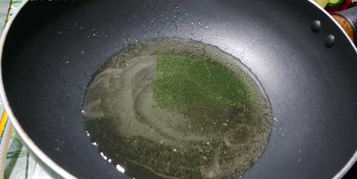 Làm sạch cá hố, chiên sơ qua cho vàng đều hai mặt.