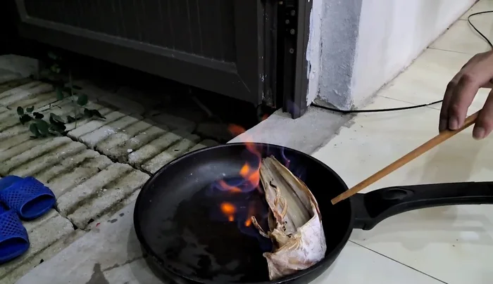 Nướng mực, lật đều tay cho chín vàng đều các mặt. Thêm cồn vào những phần chưa chín.