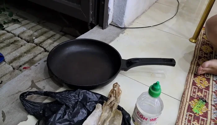 Cho mực khô vào chảo.