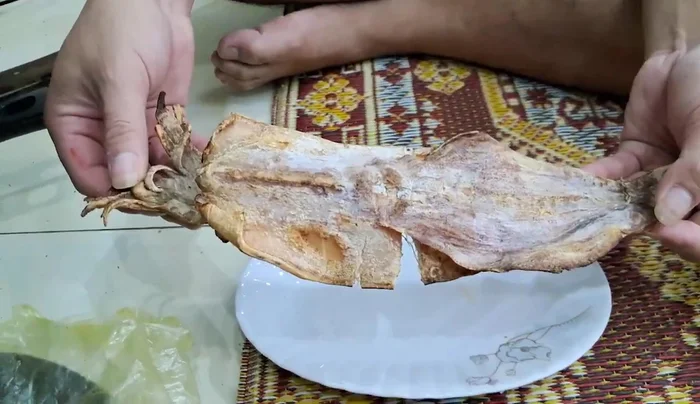 Lấy mực ra khỏi túi.