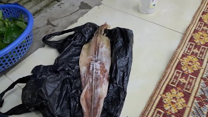 Chuẩn bị mực khô, cồn 90 độ, chảo, bật lửa.