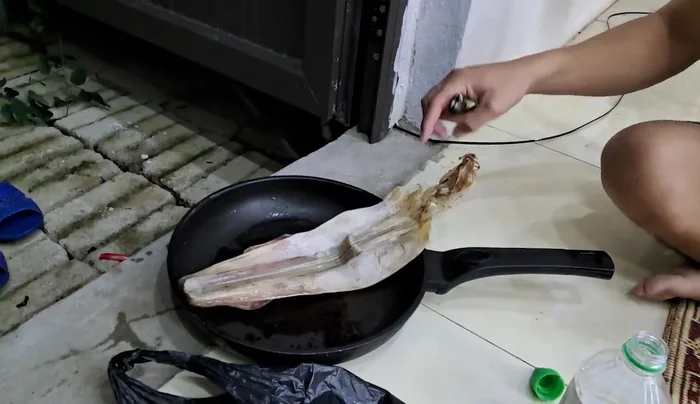 Nhỏ một ít cồn lên mực, thấm đều.