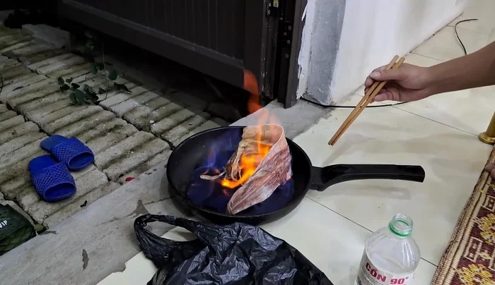 Đốt cồn bằng bật lửa.