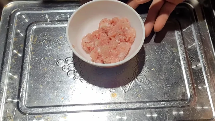 Ướp thịt bằm với ½ muỗng cà phê bột nêm, ½ muỗng cà phê đường, và 1 muỗng cà phê nước mắm. Trộn đều và để thịt thấm gia vị.