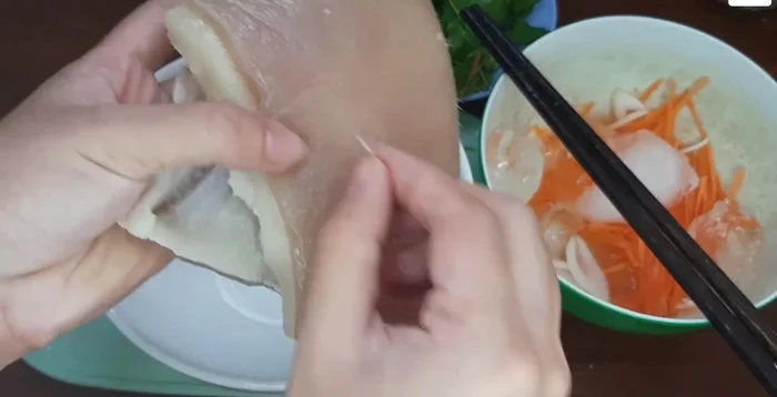 Làm sạch lông da heo sau khi luộc. (267.21)