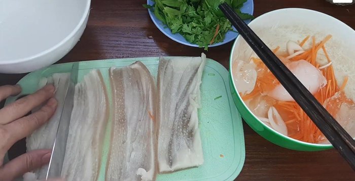 Thái mỏng da heo đã luộc chín. (327.33)