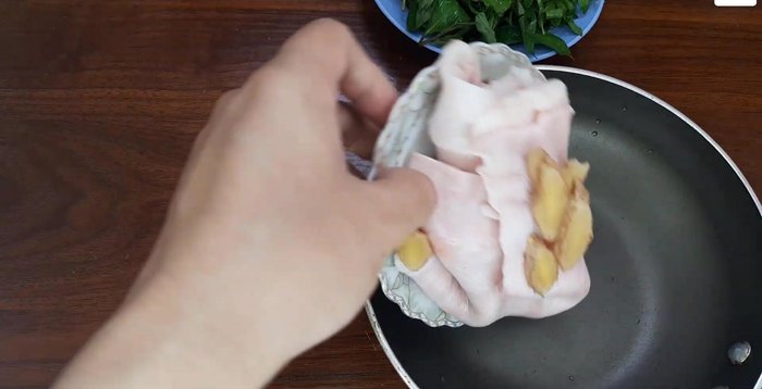 Luộc da heo với gừng để khử mùi hôi. (41.309)