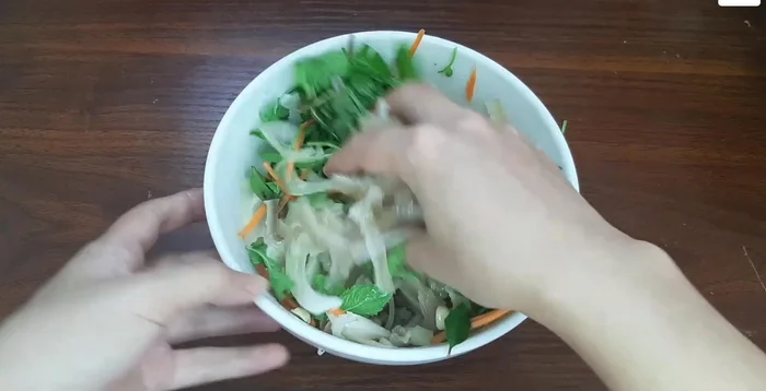 Trộn đều tất cả nguyên liệu với nước trộn gỏi, nêm nếm gia vị tùy theo khẩu vị. (507.14)