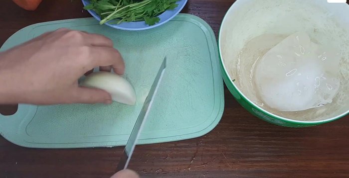 Sơ chế nguyên liệu: thái mỏng hành tây, bào sợi cà rốt, thái nhỏ rau thơm. (58.6)