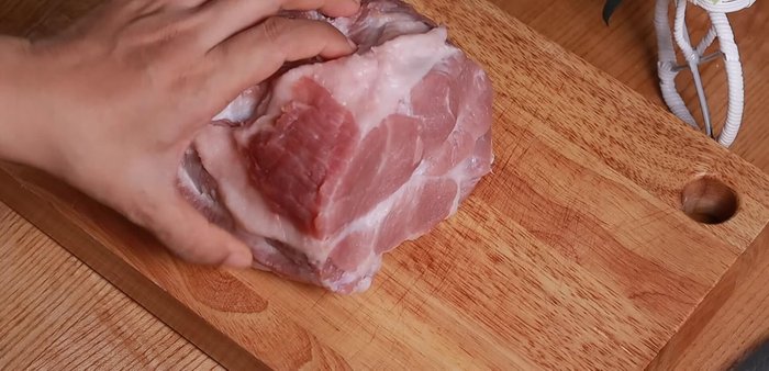 Băm hoặc xay nhuyễn thịt (133.19). Ngâm thịt với nước muối loãng 30 phút (157.05) rồi băm hoặc xay. Thêm hành, tỏi khi xay (165.78).