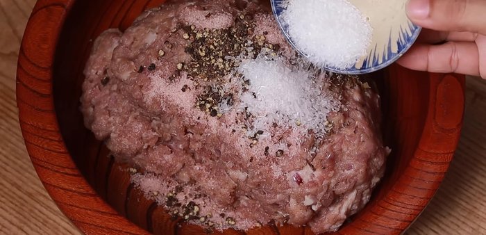 Cho gia vị vào thịt: tiêu (1 muỗng canh), bột ngọt (1 muỗng cà phê), nước tương (2 muỗng canh), rượu trắng (4 muỗng canh), rượu tỏi/dưa hành (2 muỗng canh tùy chọn) (245.99)