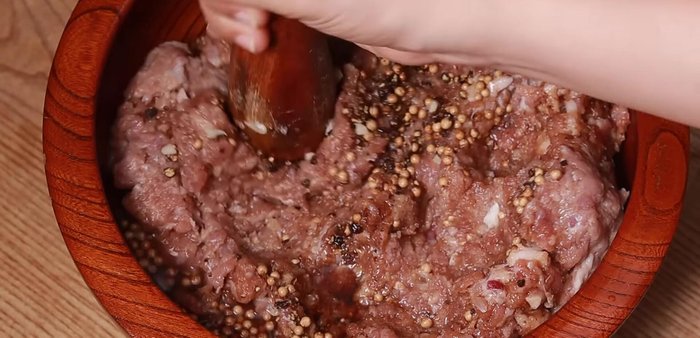 Trộn đều thịt và gia vị, ướp 30 phút (292.77) cho gia vị ngấm đều.
