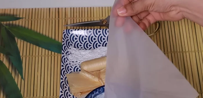 Dùng túi bắt kem hoặc dụng cụ tương tự để nhồi thịt vào ruột lạp xưởng (359.03). Lưu ý: không nên nhồi quá chặt, đặc biệt với ruột khô (443.919) (553.04)