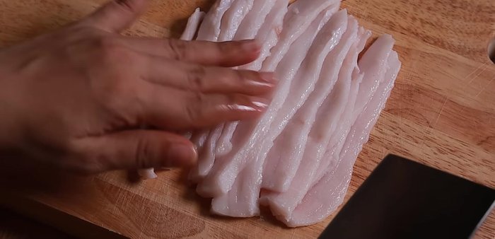 Cắt nhỏ mỡ thành hạt lựu hoặc băm nhỏ (74.05)