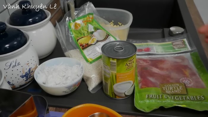 Ngâm đậu xanh qua đêm, bỏ vỏ, rửa sạch. Nấu đậu xanh với 1/3 muỗng cà phê muối cho đến khi sôi, vớt bọt.