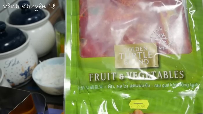 Nấu đậu xanh nhỏ lửa khoảng 20 phút cho đến khi mềm.