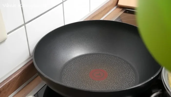 Hấp nếp gấc khoảng 20 phút.