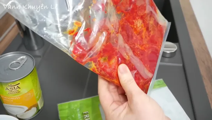 Lột vỏ gấc, rửa sạch, để ráo. Dùng 150g gấc, thêm 1 muỗng canh rượu trắng và 1/3 muỗng cà phê muối, trộn đều.