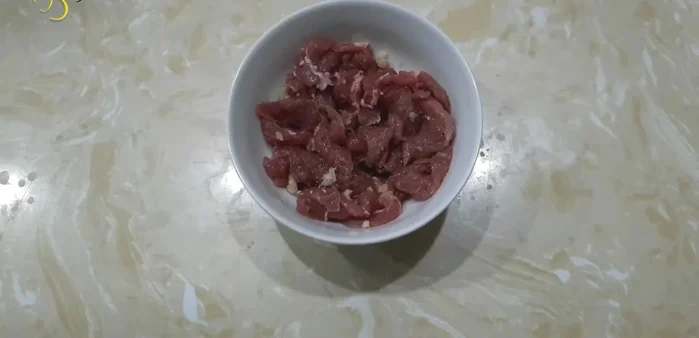 Thái củ niễng lát xéo mỏng, chú ý thái hơi dày để giữ độ giòn khi xào. (172.58)