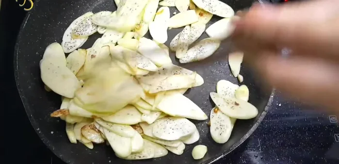 Thêm 1 thìa cà phê hạt nêm, 1 thìa cà phê nước mắm vào xào cùng thịt bò khoảng 20 giây. (375.38)