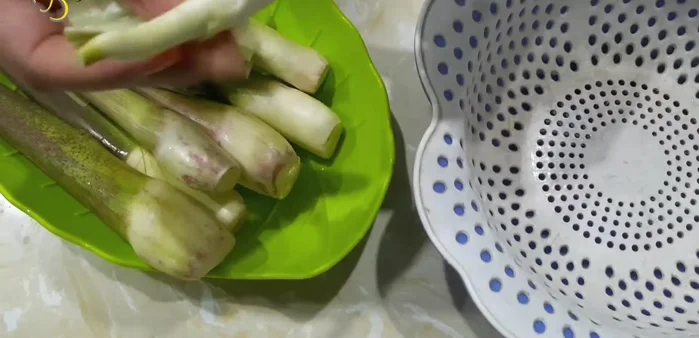 Bóc vỏ củ niễng, chỉ lấy phần trắng bên trong. Rửa sạch và để ráo nước. (83.57)