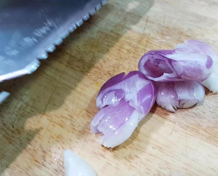 Luộc tai heo: Cho tai heo vào nồi nước, thêm hành tím, gừng, muối, luộc khoảng 20 phút cho mềm.