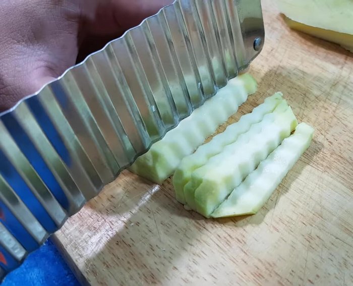 Sơ chế các nguyên liệu khác: Gọt vỏ, rửa sạch xoài, hành tây, cà rốt. Cắt xoài thành lát mỏng (0.5cm). Cắt hành tây, cà rốt thành lát mỏng.