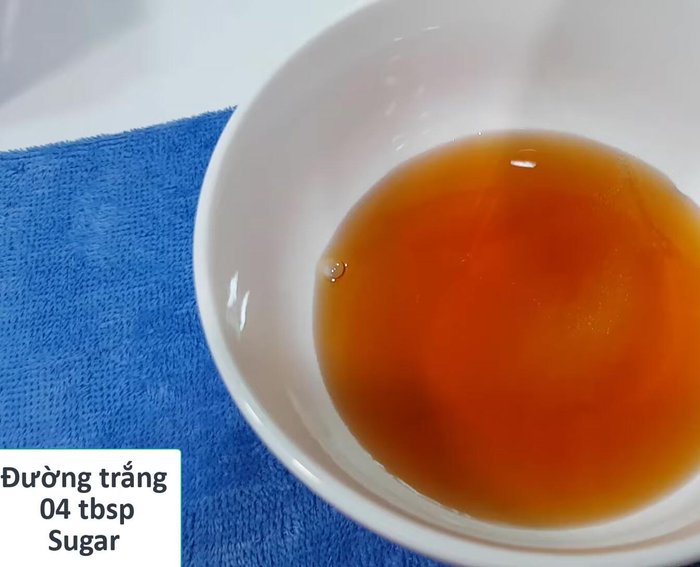 Làm nước chấm: Trộn đều nước mắm, đường, ớt, tỏi.