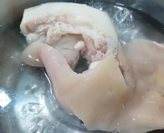 Ngâm tai heo và rau: Sau khi luộc chín, thái mỏng tai heo và ngâm vào tô nước đá cho giòn. Ngâm hành tây trong tô nước đá.