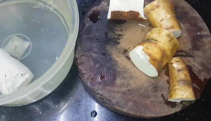 Ngâm sắn với nước muối trong nửa ngày đến một ngày để khử độc tố. (41.43)