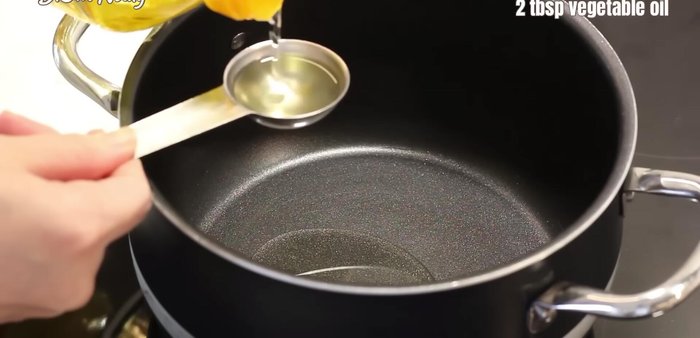 Cho xương chim cút vào nồi cùng 2 muỗng canh dầu ăn và hành tím thái lát mỏng, phi thơm (118.759, 123.6).
