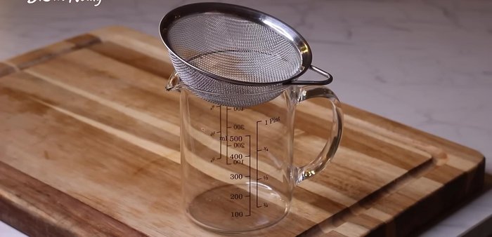 Xào nếp với nước xương (300ml), muối và 5g bột nêm gà cho đến khi nước rút hết vào hạt nếp (399.479). Xào thêm để nếp khô ráo (479.52).