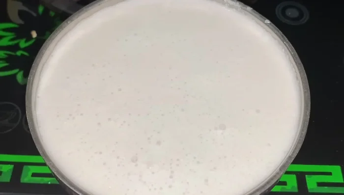 Làm nước cốt dừa: Trộn 300ml nước cốt dừa, 100ml nước lọc, 1,5 muỗng canh đường phèn, ¼ muỗng cà phê muối. Khuấy 2 muỗng canh bột năng với một ít nước cốt dừa cho tan rồi đổ vào hỗn hợp.