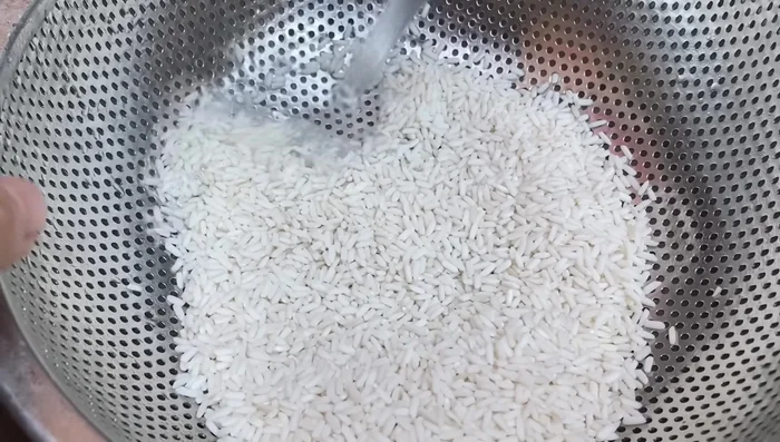 Rửa sạch nếp, ngâm với ½ muỗng cà phê muối trong 15 phút, sau đó rửa lại cho sạch.