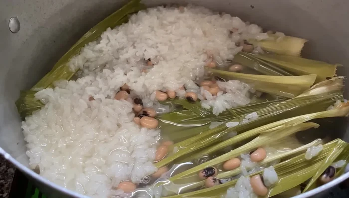 Nấu chè trên lửa nhỏ khoảng 40 phút, đến khi chè chín mềm. Vớt lá dứa ra.